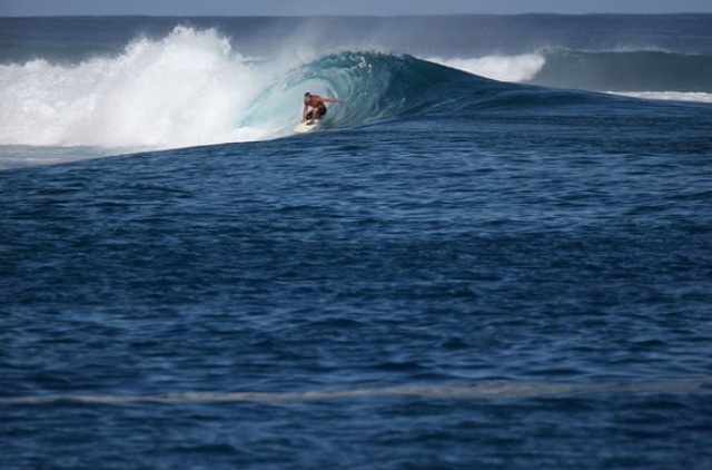 cogiendo la ola mediante surfea